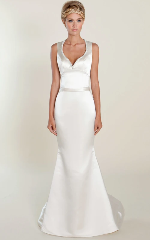 Vestido de novia de satén largo hasta el suelo, sin mangas, con escote en V, bordados, espalda con abertura y cola larga.