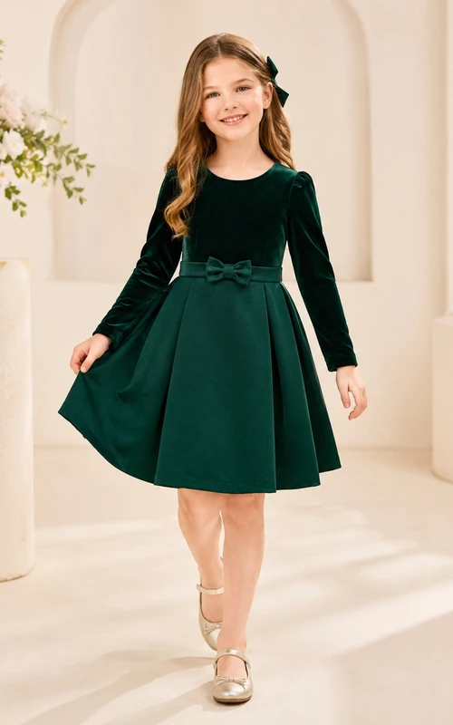 Dunkelgrünes, langärmeliges, knielanges A-Linien-Kleid aus Samt mit Schleife – ein schlichtes Blumenmädchenkleid