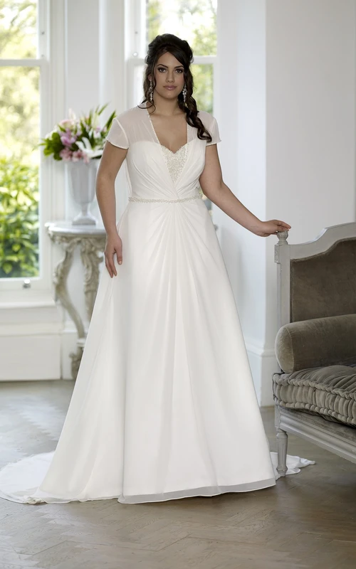 Robe trapèze longue jusqu'au sol en mousseline de satin et satin, décolleté cœur, manches courtes, traîne courte, dos lacé et ornée de perles