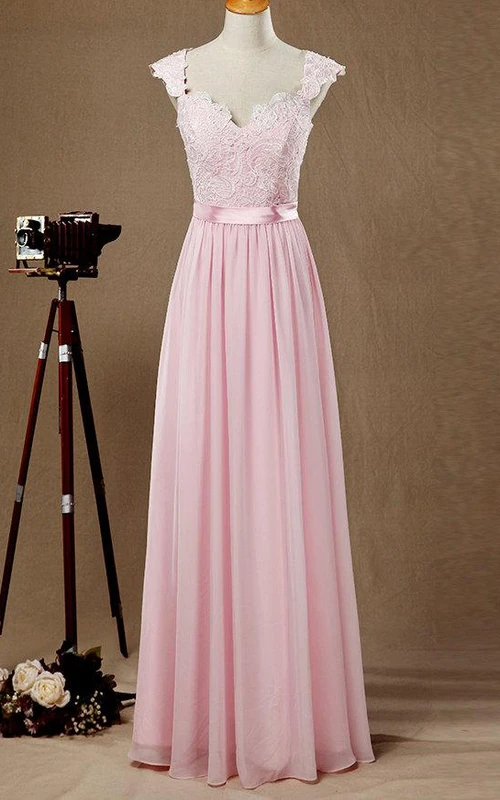 Chiffon-, Spitzen- und Satinkleid mit kurzen Ärmeln