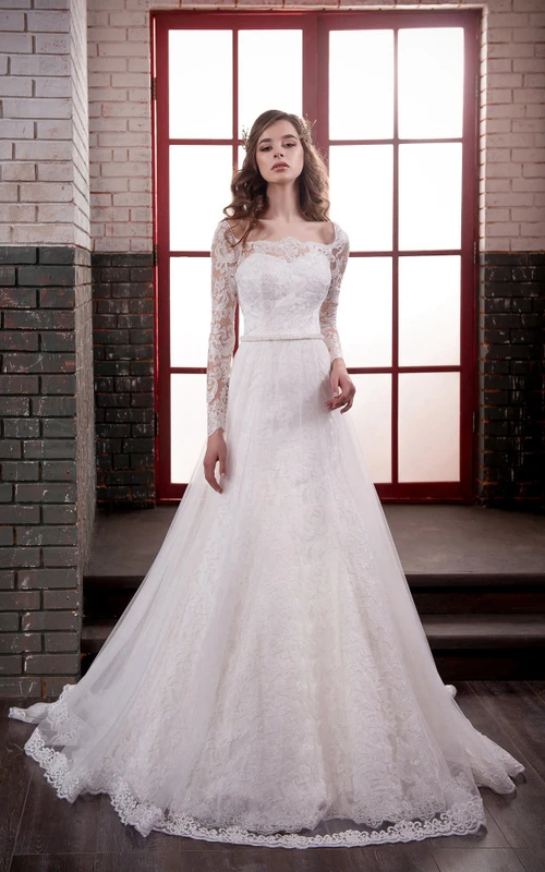 Langes, a-Linienförmiges, ärmelloses Spitzen-Tüllkleid mit Schnürung, Applikationen und Taillenschmuck.
