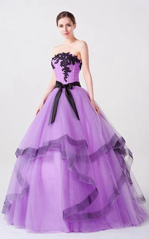 Robe de bal à bretelles longues sans manches, ornée d'appliques en tulle et dentelle organza, avec lacets au dos.