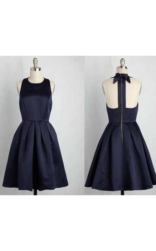 Elegante vestido corto de satén sin mangas con escote halter