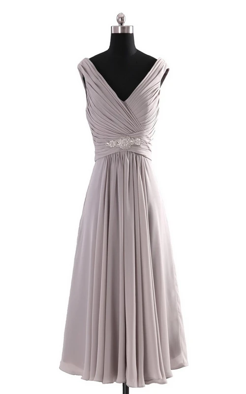 Robe empire sans manches en mousseline à col en V et volants