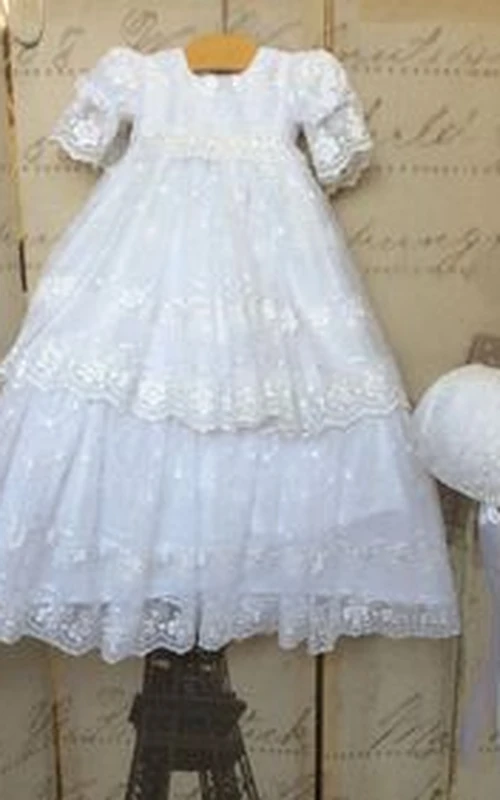 Romantisches Taufkleid aus Spitze mit mehrlagigem Rock