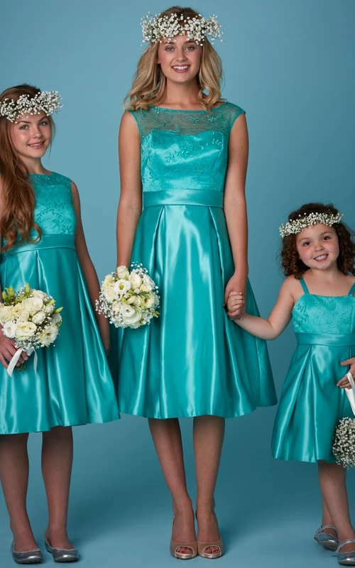 Vestido de dama de honor de satén sin mangas con apliques, corte en A y largo hasta la rodilla con escote barco.