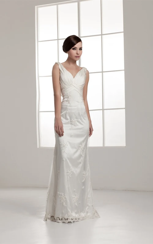 Vestido largo ajustado con escote en V profundo, fruncido y apliques.