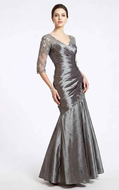 Vestido de noche de sirena metalizado color carbón con corpiño fruncido y mangas de encaje de 3/4.