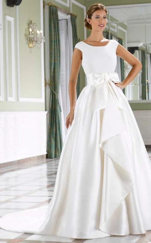 Vestido de novia de satén de corte A con escote redondo, manga corta y drapeado, con lazo.