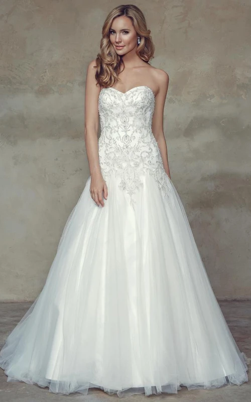 Vestido de novia largo de tul con escote corazón, corte en A, detalles de cristal y espalda tipo corsé.
