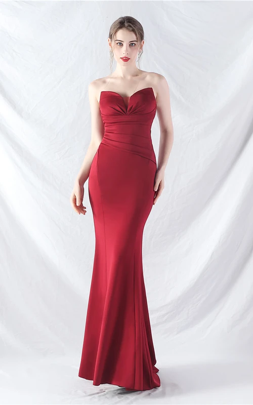 Robe de soirée sexy en satin à épaules dénudées et décolleté cache-cœur, confectionnée avec soin.