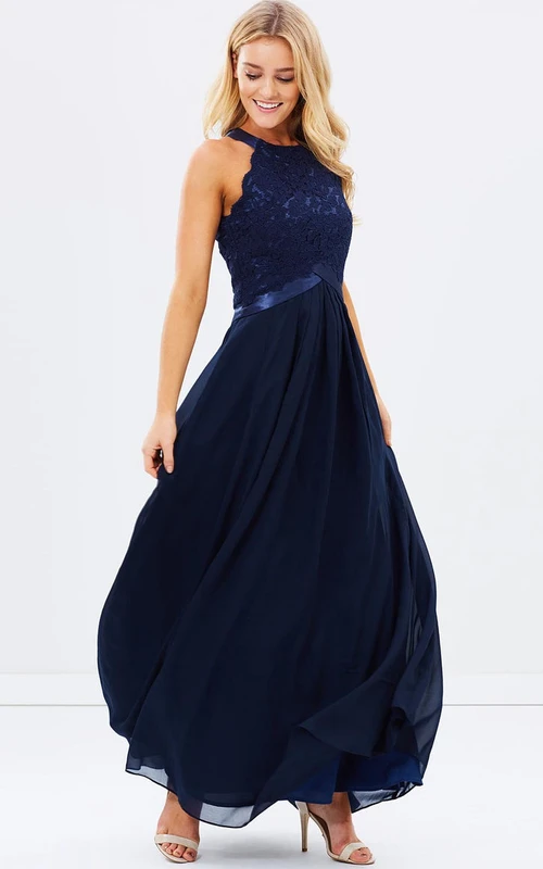 Vestido de dama de honor azul de gasa, sin mangas, con apliques, escote redondo, largo hasta los tobillos, con cremallera en la espalda y pliegues.