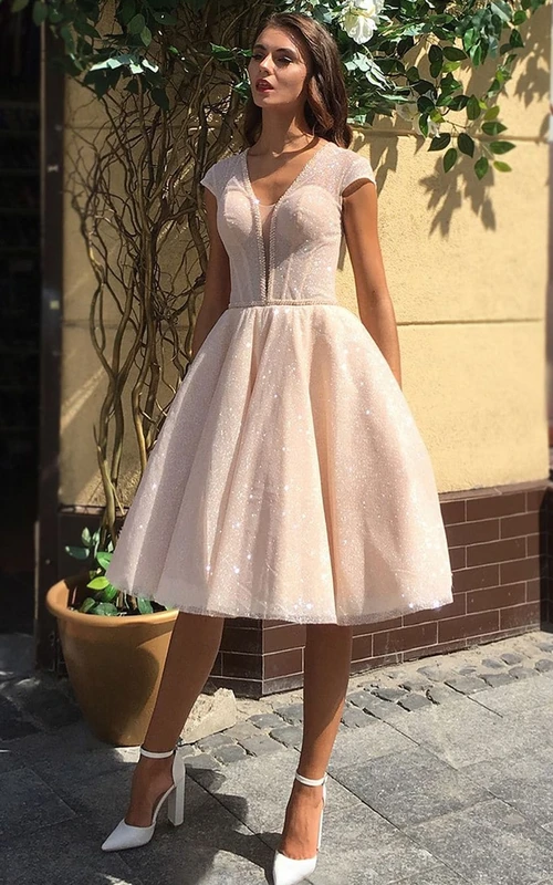 Elegantes, knielanges Paillettenkleid mit tiefem V-Ausschnitt in A-Linie für den Abschlussball
