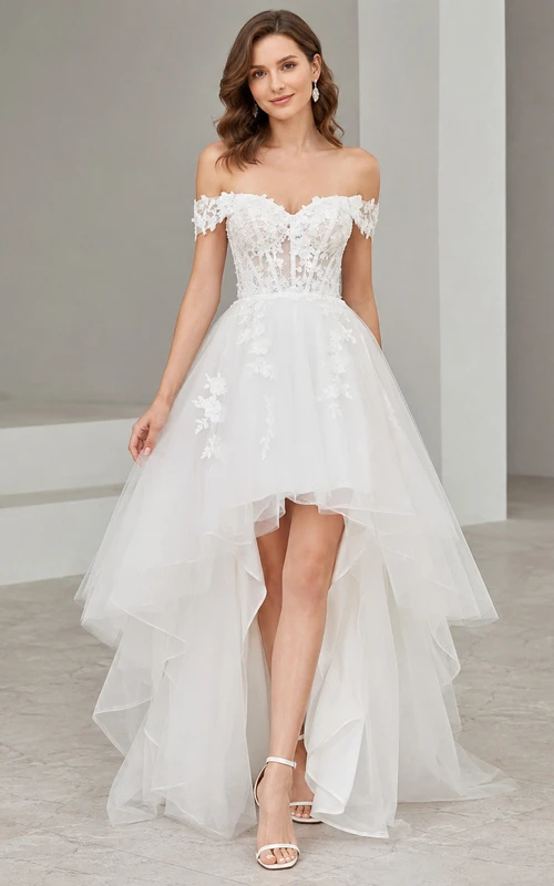 Robe de mariée de luxe en tulle, coupe trapèze asymétrique, épaules dénudées, manches courtes, effet cascade