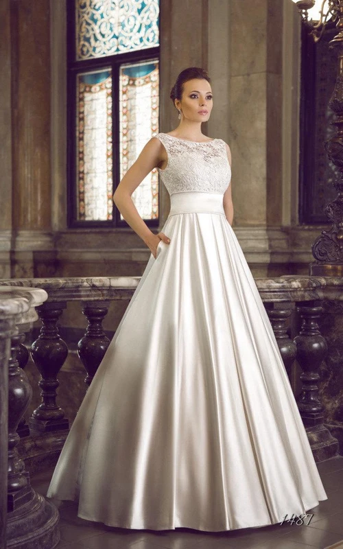 Robe de mariée en satin et dentelle avec dos lacé illusion