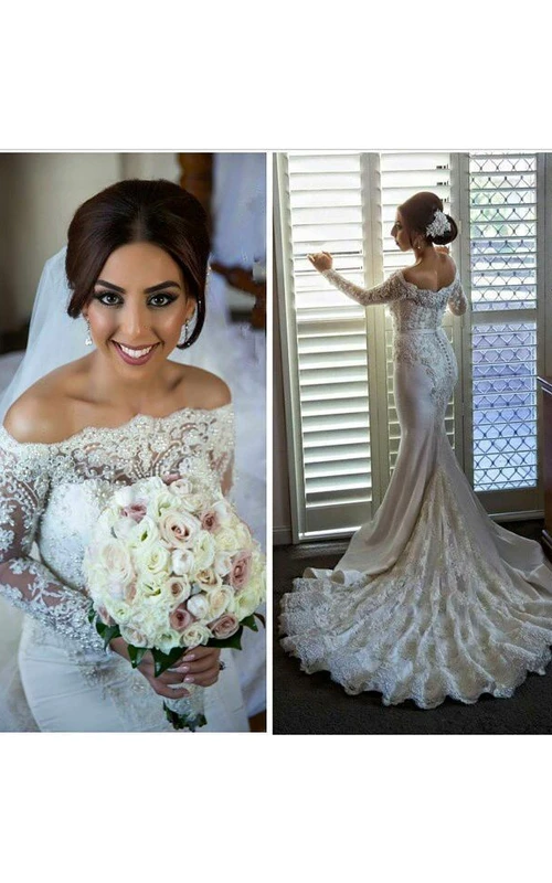 Vestido de novia de sirena sexy de manga larga con hombros descubiertos y detalles de encaje y pedrería.