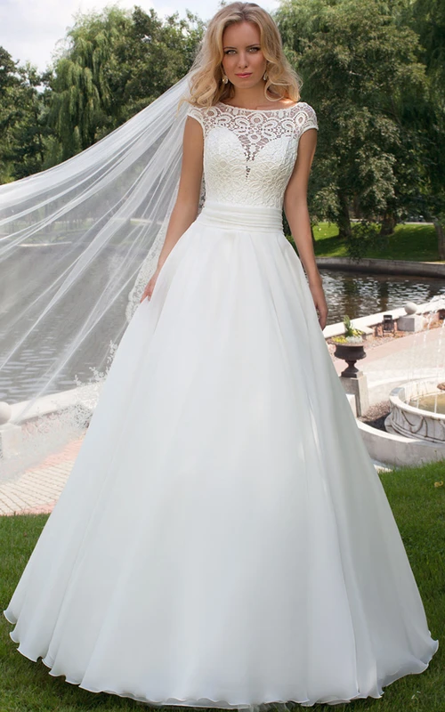 Bodenlanges A-Linien-Brautkleid mit kurzen Ärmeln, Rundhalsausschnitt und Applikationen aus Tüll