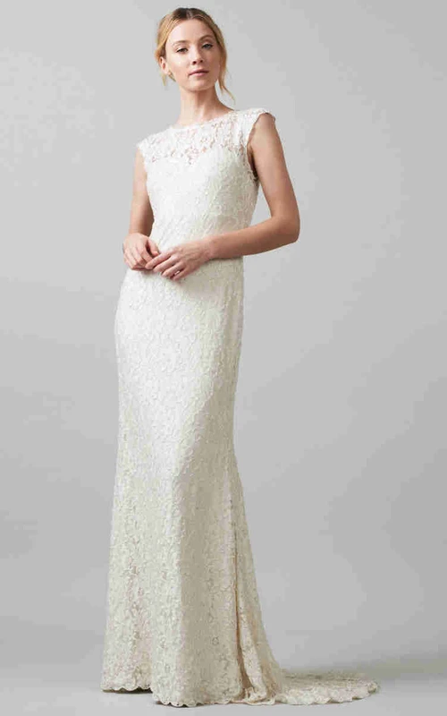 Robe de mariée fourreau en dentelle, manches longues, col rond et traîne courte.