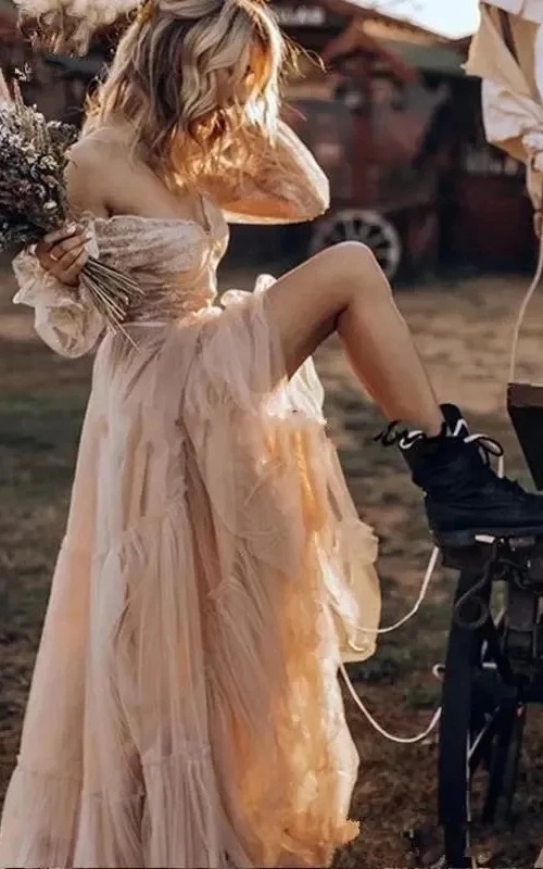 Bohemianisches schulterfreies Stufenhochzeitskleid in erdigem Nude