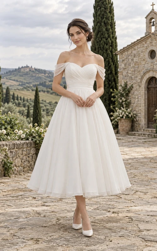 Vestido de novia sencillo de gasa satinada sin mangas, corte en A, largo hasta la rodilla y con hombros descubiertos