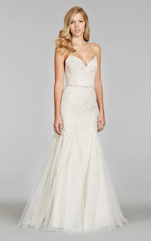 Vestido de tul brillante con tirantes finos y corpiño bordado con lentejuelas.