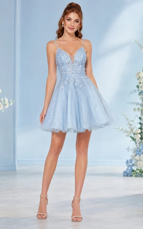 Hellblaues A-Linien-Minikleid aus Tüll mit Herzausschnitt, glitzerndem Oberteil und weich ausgestelltem Rock.