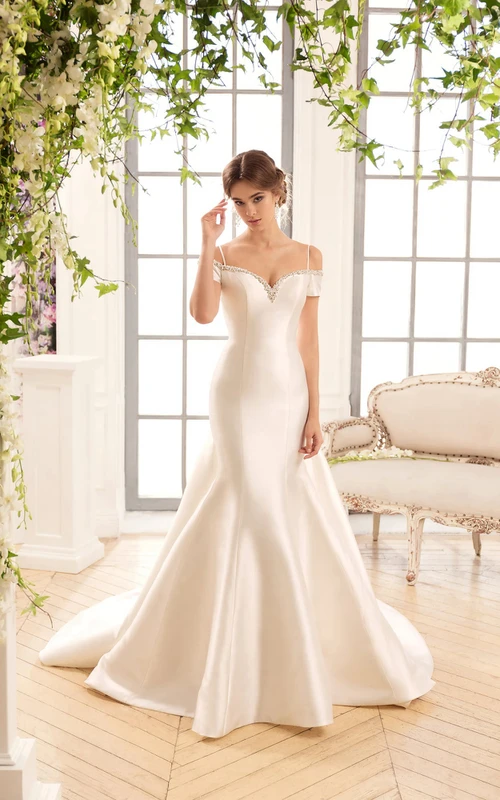 Vestido largo de satén con efecto ilusión, tirantes finos, pedrería y lazo, estilo sirena.