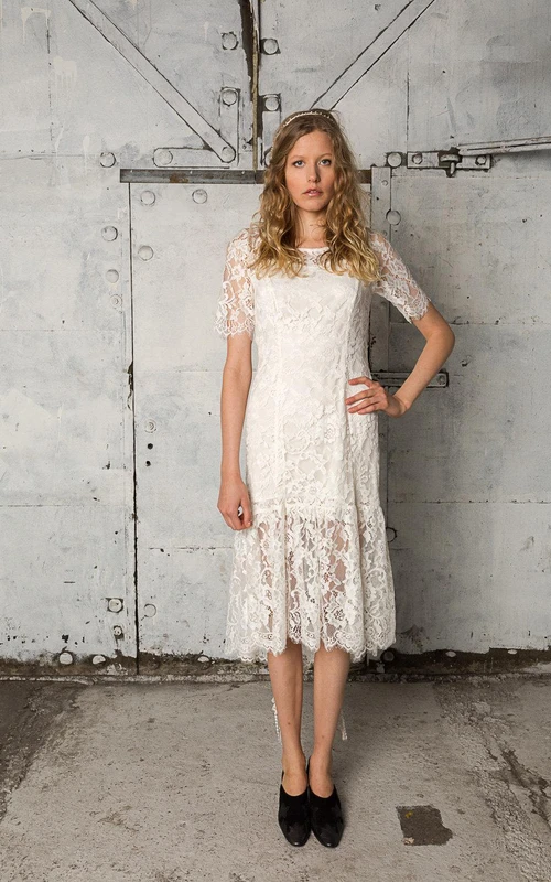Vestido de encaje corto hasta la rodilla con mangas ilusión y mangas de encaje