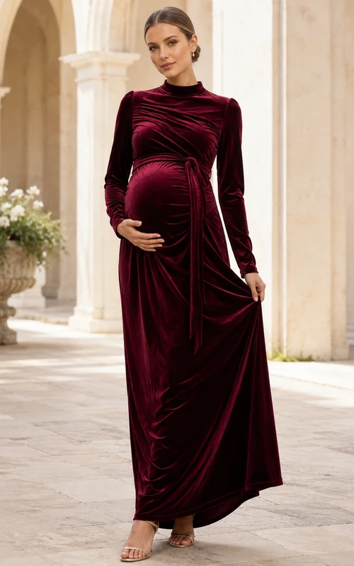 Vestido de maternidad largo de terciopelo fruncido con cuello alto y mangas largas, color burdeos, ideal para invitadas.