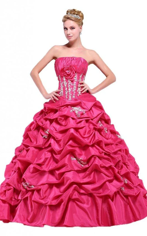 Robe de bal bustier à volants et détails floraux