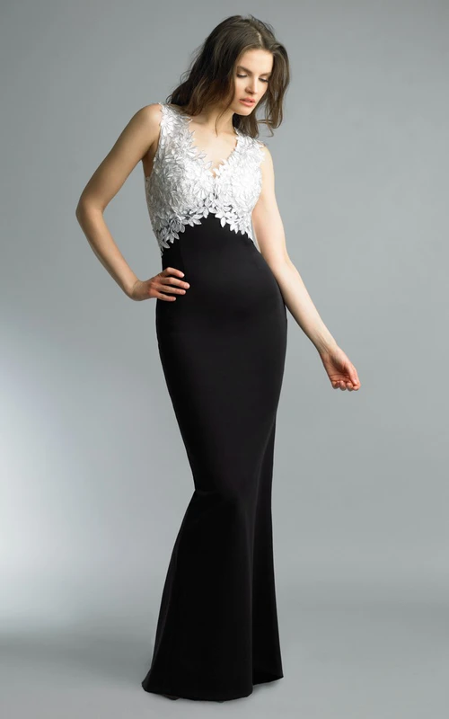 Robe sirène longue sans manches à col en V et décolleté en V, effet illusion satiné.