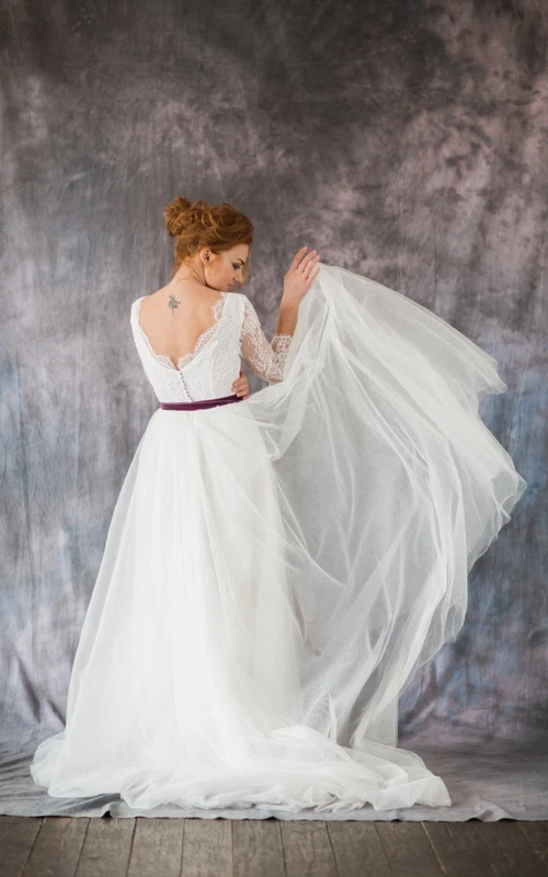 A-Linien-Kleid aus Spitze und Organza mit 3-4 Ärmeln, U-Boot-Ausschnitt und Satinschärpe.