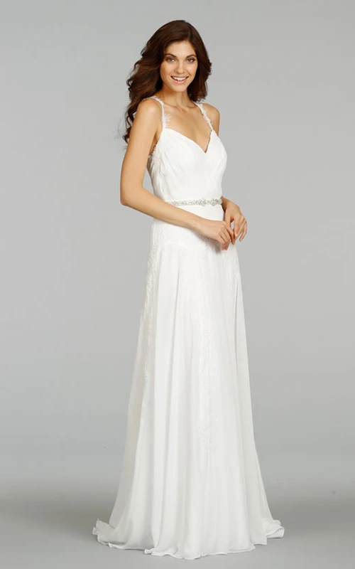 Vestido de encaje atrevido con cintura adornada con joyas y espalda descubierta.