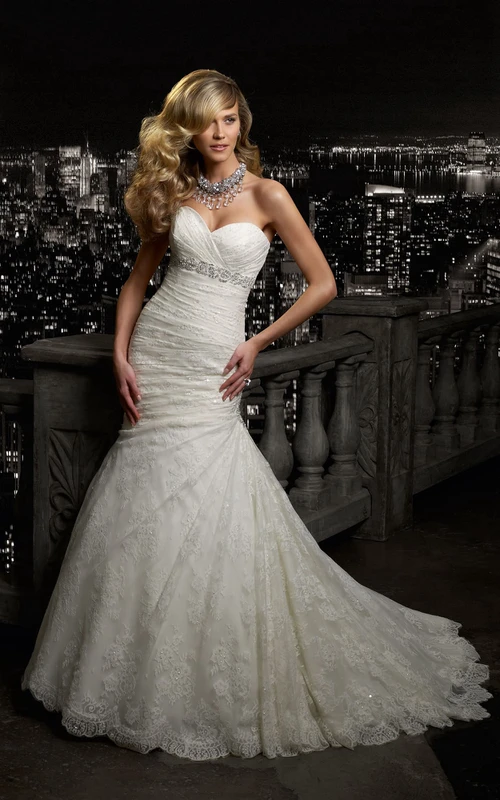 Robe sirène longue sans manches à décolleté cœur, lacée, en dentelle avec drapé latéral et perles