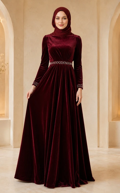 Schlichtes burgunderrotes, hochgeschlossenes, langärmeliges, perlenbesetztes Samt-Abendkleid in A-Linie mit Hijab-Abendkleid-Stil, bodenlang.