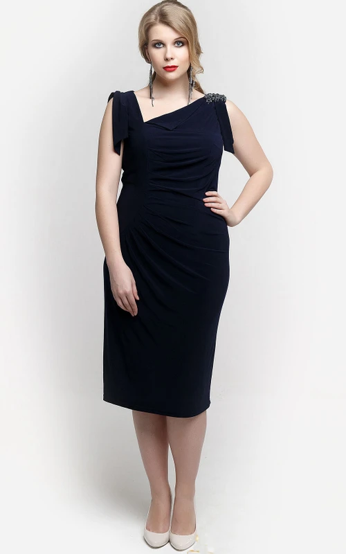 Vestido de punto ajustado hasta la rodilla con escote asimétrico y apliques.