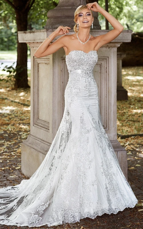 Vestido de novia largo de corte recto con escote corazón, apliques, encaje, sin mangas, con cuentas y lazo.
