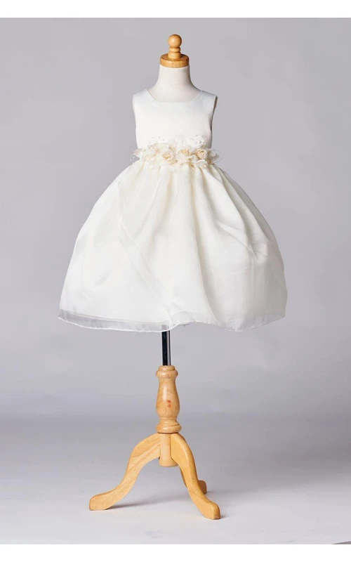 Robe de bal plissée sans manches en organza à col rond et ceinture fleurie