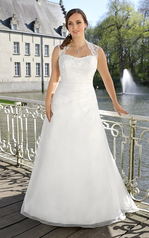 Vestido largo de satén con encaje y efecto ilusión, corte en A, estilo Reina Ana, sin mangas.