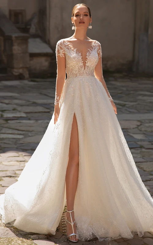Lässiges A-Linien-Brautkleid aus Tüll mit Schleppe, Schlitz vorne und Perlenstickerei