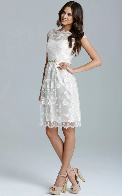Robe courte chic en dentelle avec ceinture
