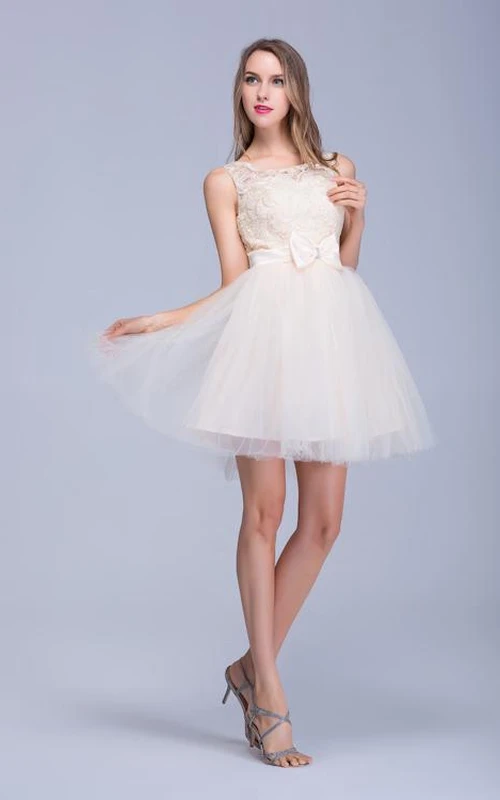 Vestido moderno de tul sin mangas con efecto ilusión y lazo de encaje para la fiesta de bienvenida.