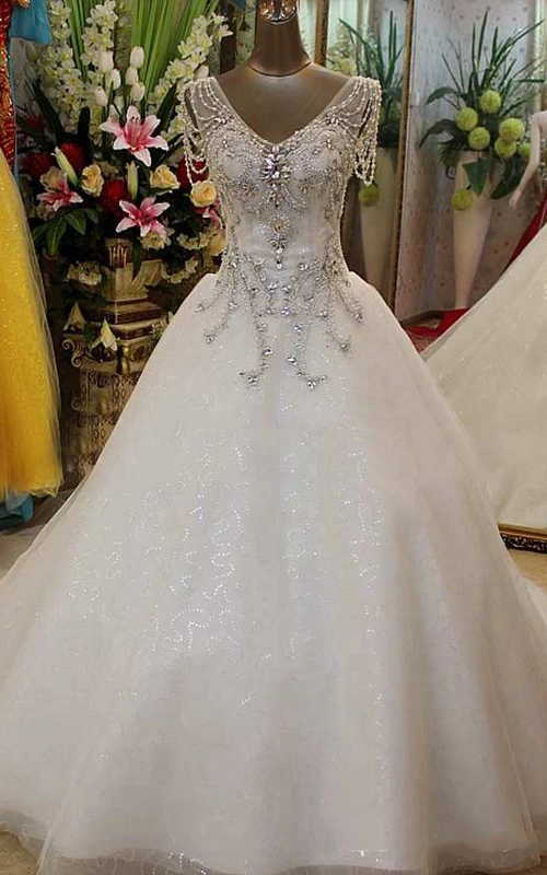 Perlenbesetztes, kurzärmeliges Tüll-Ballkleid mit V-Ausschnitt