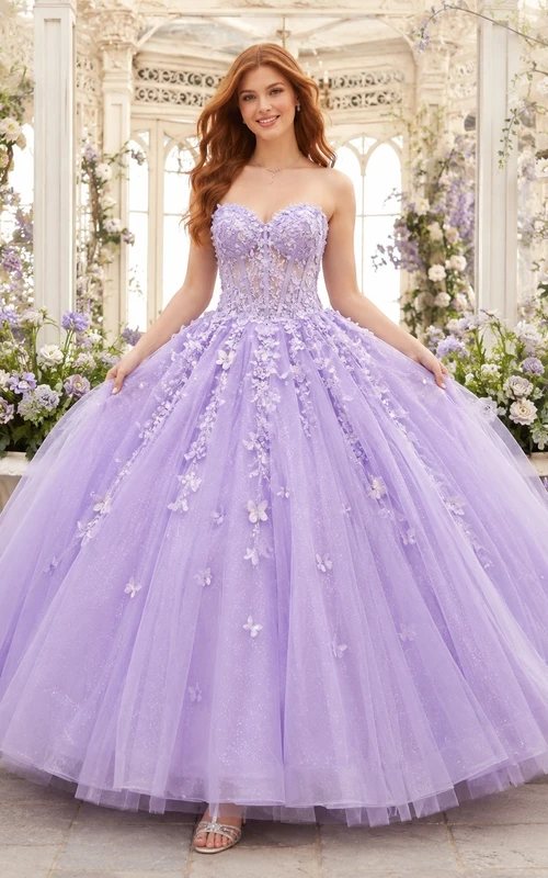 Lavendelfarbenes, trägerloses Ballkleid aus Tüll mit Herzausschnitt und gestuftem Blumenmuster für eine Quinceañera