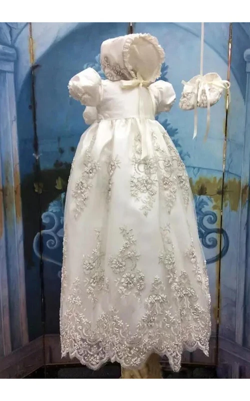 Niedliches Taufkleid mit Puffärmeln und Spitzenapplikationen
