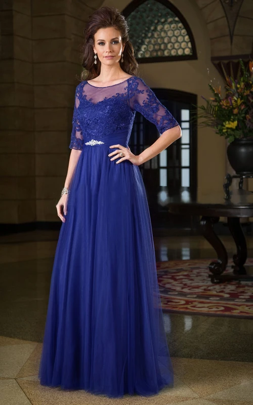 Robe trapèze à manches courtes ornée d'appliques et de plis