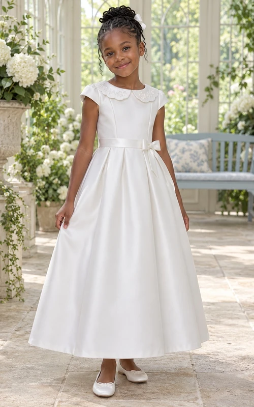Sencillo vestido de niña de flores blanco de corte A, de satén, largo hasta los tobillos, con mangas cortas y cuello.