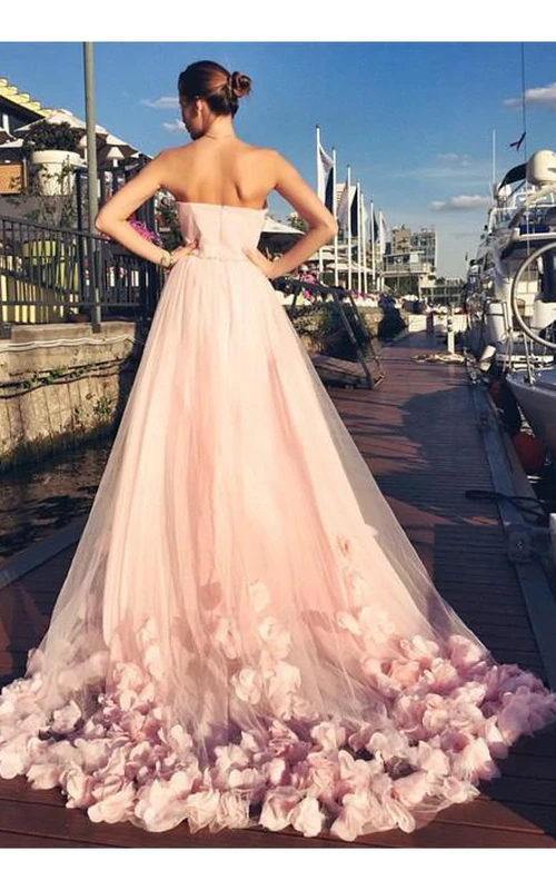 Elegante vestido de novia de tul sin mangas con escote corazón y detalles florales.