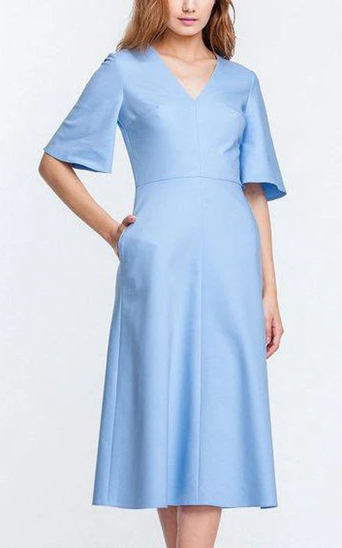Robe bleue en satin, col V, manches cloche, coupe trapèze, longueur genou, col en V et manches évasées.
