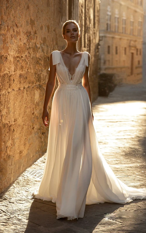 Vestido de novia sexy de gasa ajustado, sin mangas, con escote pronunciado y corte imperio fruncido